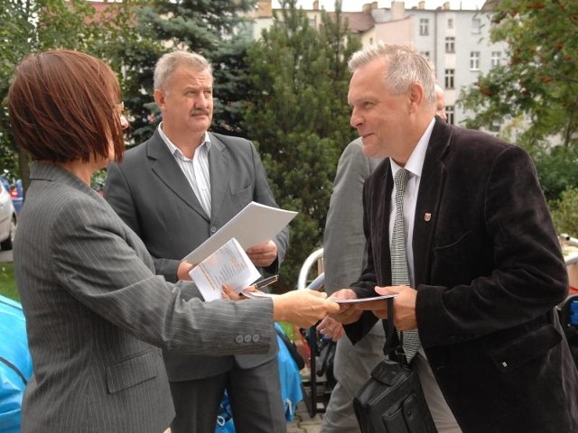 Burmistrz Drezdenka Maciej Pietruszak odbiera z rąk wojewody Heleny Hatki dokumenty do wartego 10 tys. zł. agregatu prądotwórczego.