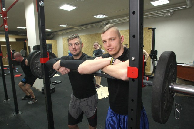 Od lewej lewej: Właściciel klubu Michał Jońca i trener personalny w klubie Red Cross Kielce, Bartosz Dulnik.