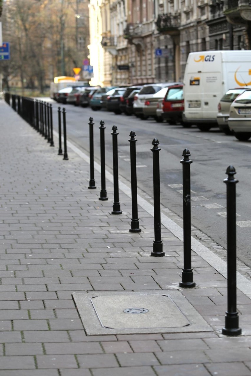 Mieli odciążyć Stare Miasto, zafundowali tu las słupków