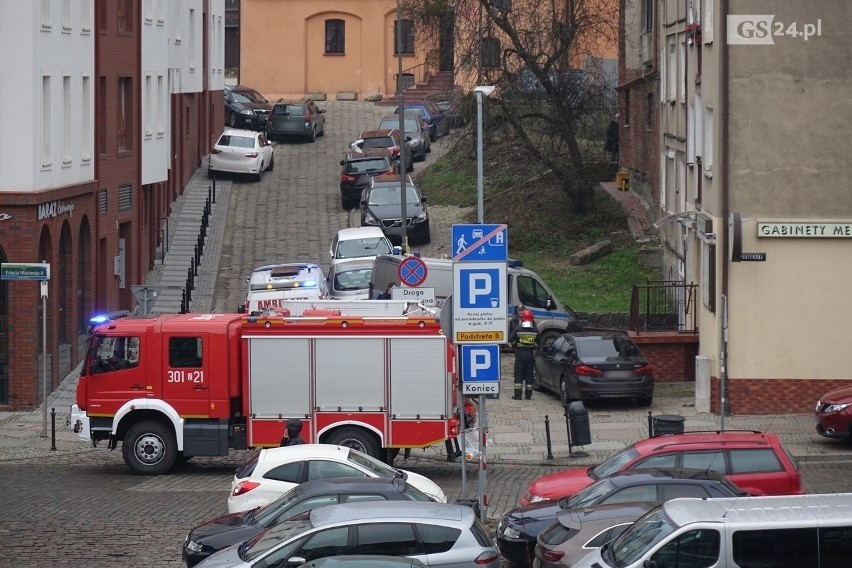 Akcja służb na Podzamczu w Szczecinie. Strażacy wchodzili przez okno do mieszkania 