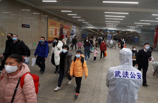 Pasażerowie wrócili na stację kolejową w Wuhan