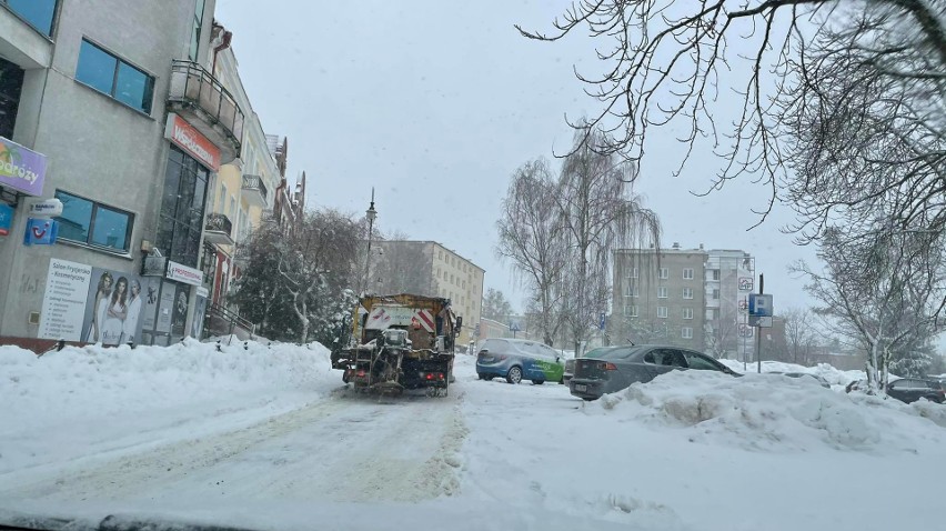 Śnieg padał, a w Białymstoku na ulicach było biało i ślisko. Bo firmom odśnieżającym... zabrakło soli (zdjęcia)