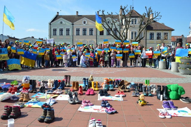 Kilka miesięcy temu na bytowskim rynku zorganizowano wiec przeciwko wojnie na Ukrainie. Była to też okazja do podziękowania Polsce za pomoc. Pośrodku placu ustawiono dziecięce buty, mające symbolizować zamordowane dzieci w Ukrainie. Ich widok łamał serca wszystkim zebranym...