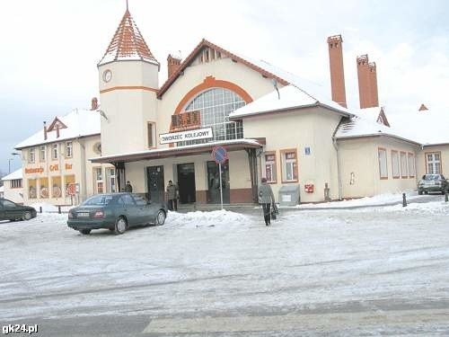 Dworzec kolejowy w Kołobrzegu. Po remoncie ma się zmienić m.in. wejście do budynku - będzie szklane.