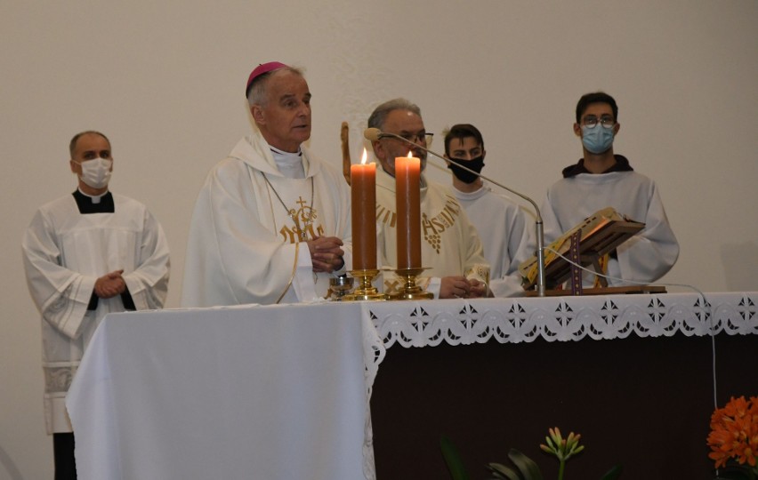 Biskup Marian Florczyk poświęcił krzyż w parafii świętego Antoniego w Kielcach. Wzruszająca homilia przywołująca dramat na Ukrainie