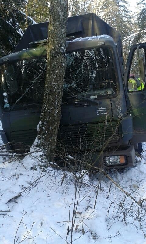 Pojazd uderzył w drzewo. Brak większych uszkodzeń karoserii...