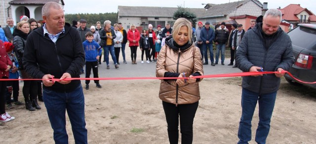 Wójt gminy Jasieniec Marta Cytryńska (w środku) podczas otwarcia nowego terenu rekreacyjnego w Przydróżku.