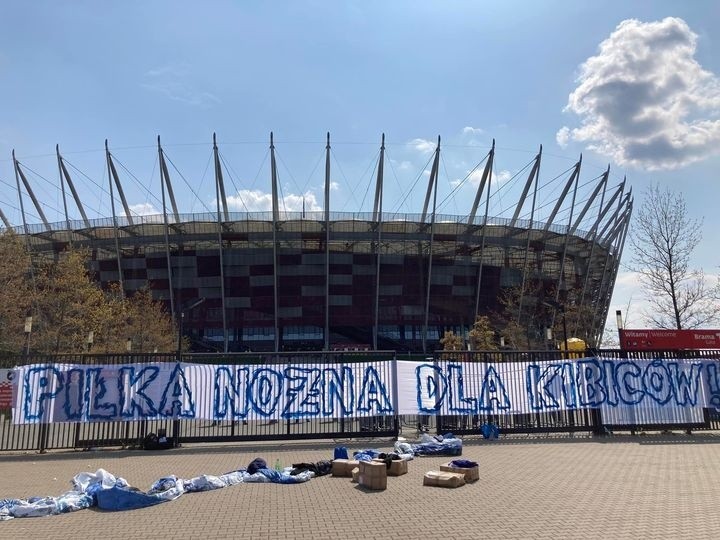 Kibice Lecha Poznań przed Stadionem Narodowym w Warszawie.
