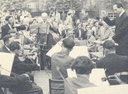 Orkiestra symfoniczna podczas koncertu plenerowego w 1956...