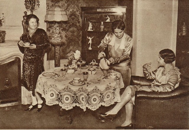 Popołudniowa herbatka. Rok 1929. Na taką okazję stół musiał być zastawiony porcelaną i przykryty eleganckim obrusem.