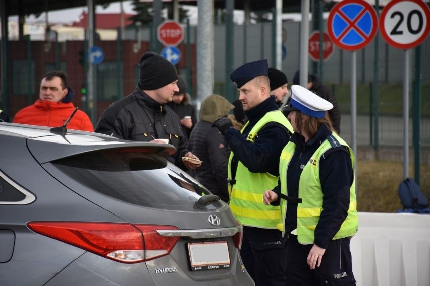 Podkarpaccy policjanci pomagają uchodźcom z Ukrainy w Hali Kijowskiej w Młynach [ZDJĘCIA]