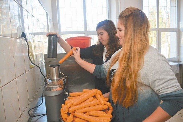 Anna Kruszewska (z prawej) i Aneta Rudź należą do - działającego w gimnazjum - klubu zdrowego żywienia. Przygotowywały pyszne soki dla uczestników warsztatów. 