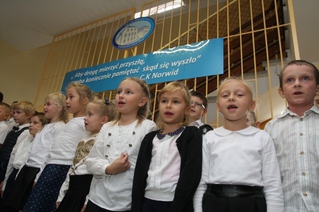 Najmłodsi uczniowie PSP w Wawelnie śpiewają hymn szkoły podczas jubileuszowej akademii.