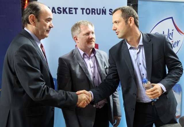 Ryszard Szczechowiak (z lewej) i Milija Bogicević (z prawej) będą wspólnie działali dla dobra toruńskiej koszykówki. W środku prezes klubu Piotr Barański