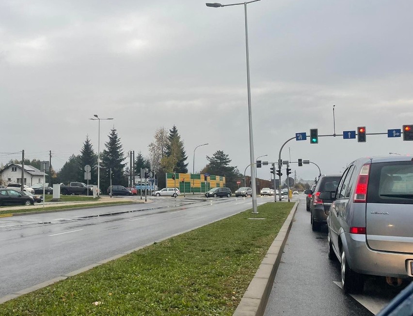 Sznur samochodów w drodze na ostatnią giełdę samochodową w Rzeszowie [ZDJĘCIA]