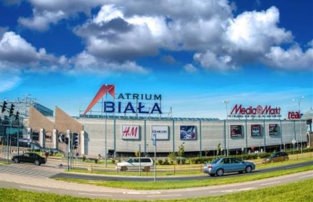 Atrium Biała. Dwupoziomowy salon Reserved
