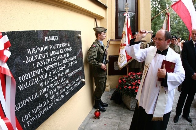 Tablicę poświęcił ksiądz Mirosław Kszczot.