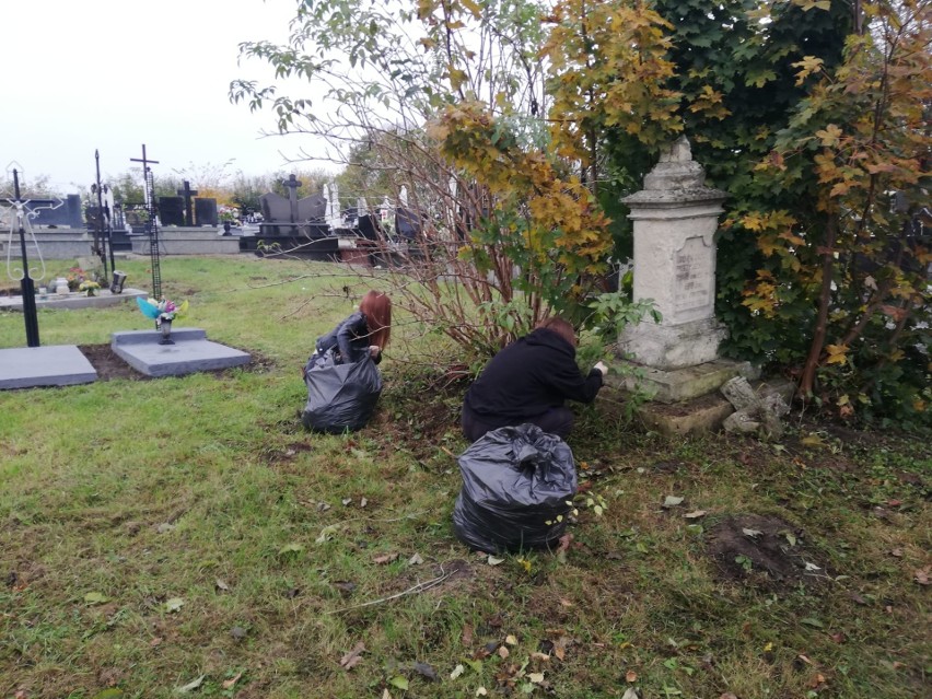 Uczniowie z Cudzynowic wzięli udział w ogólnopolskiej akcji "Zapal znicz pamięci". Uprzątnęli opuszczone groby. Zobaczcie zdjęcia z tej akcj