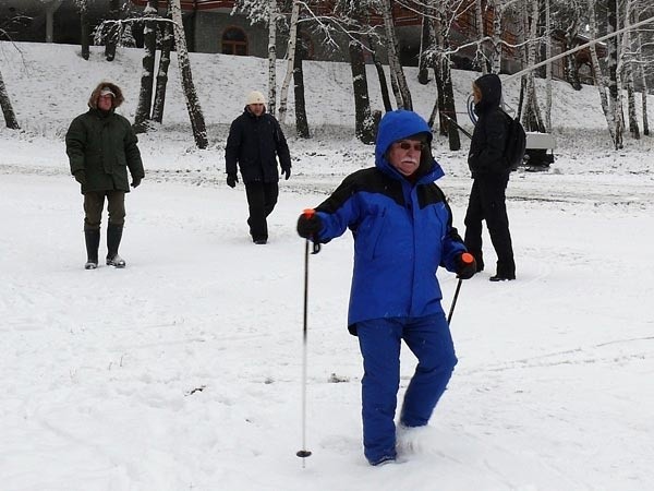 Lech Wałęsa podczas zimowego spaceru w Arłamowie. Dzisiaj wraca do Gdańska