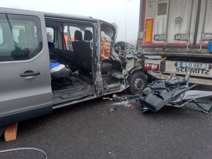 Wypadek Choroszcz. Bus uderzył w ciążarówkę na DK 8. Kierowca zakleszczony w samochodzie. Droga była zablokowana [ZDJĘCIA]