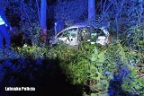 Pijany kierowca rozbił samochód na drzewie. Miał 2 promile i przewoził pasażerkę 