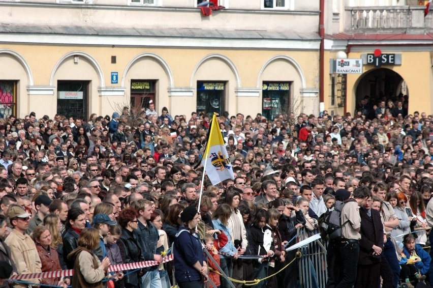 Rocznica śmierci Jana Pawła II. 19 lat temu Lublin żegnał papieża. Zobacz archiwalne zdjęcia