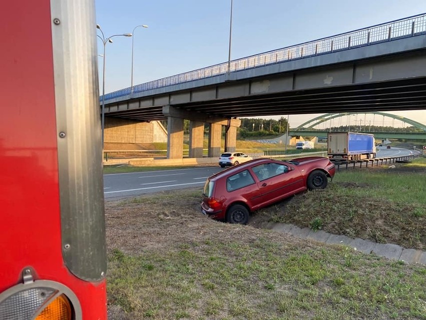 Wypadek na autostradzie A1. Samochód wjechał do rowu.