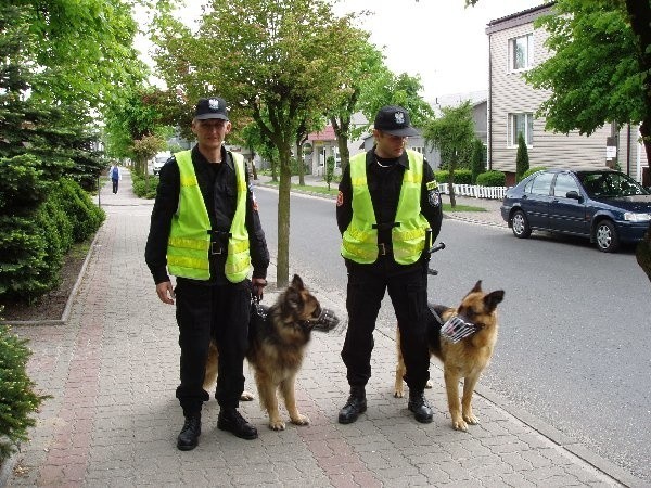 Ulice Radziejowa patrolują młodszy aspirant  Michał Braszkiewicz z Rapim oraz sierżant  sztabowy Jacek Roszak z Walkerem.