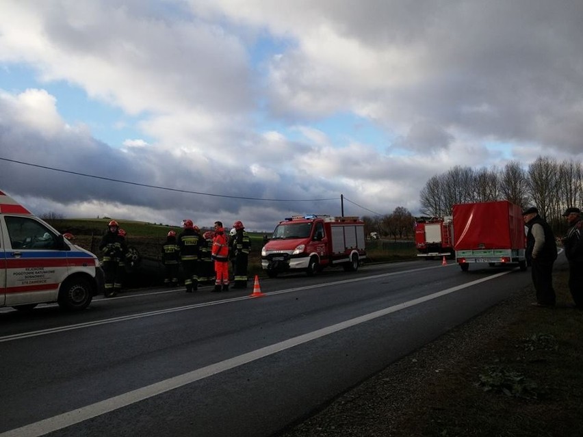 Wypadek w Pradłach: samochód dachował w rowie