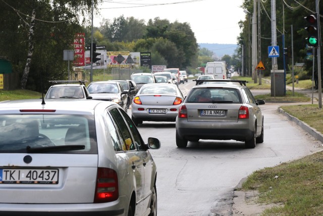 Zdaniem kierowców, oznakowanie poziome na skrzyżowaniu ulic Zagnańskiej i Witosa jest niejasne.