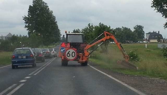 - Wyjeżdżając zza zakrętu wprost na ciągnik, który porusza się dwadzieścia na godzinę, trzeba gwałtownie hamować nawet z przepisowej "dziewięćdziesiątki" - denerwują się kierowcy.