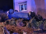 Wypadek w Wychowańcu pod Obornikami. Kierowca uderzył w dom i uciekł z miejsca zdarzenia. Szuka go policja