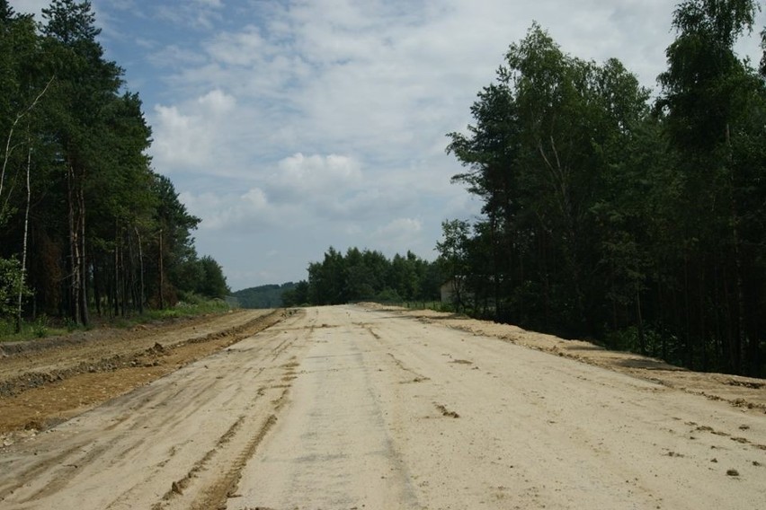 Obwodnica Wolbromia coraz bliżej. Budują trzecie rondo, dwoma już jeżdżą samochody