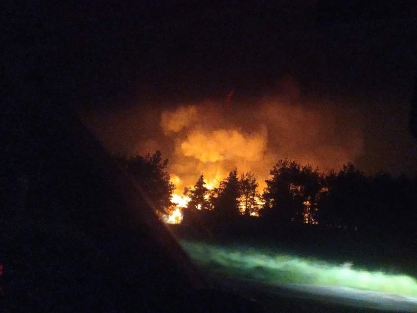 Olbrzymi pożar w Krasocinie. Spłonęły hale magazynowe Zefiru (ZDJĘCIA)