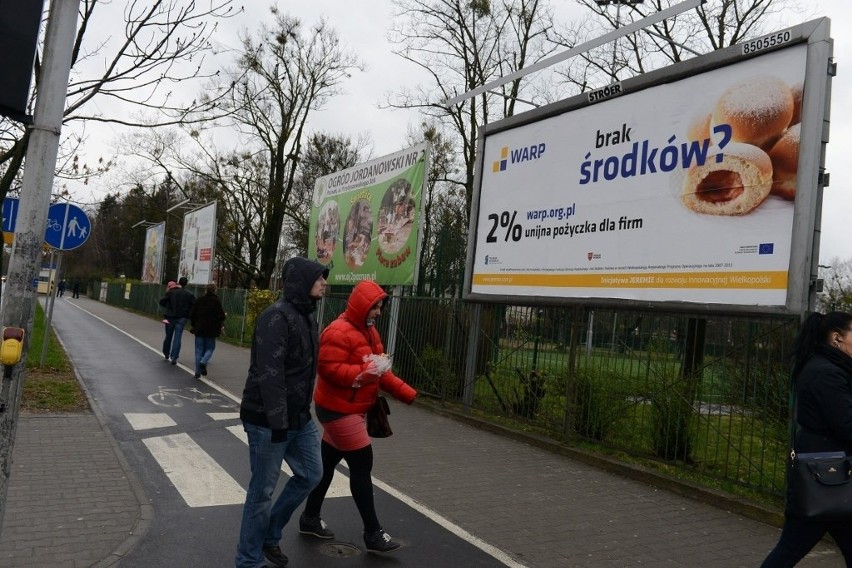 Nielegalne reklamy na terenie ogrodu jordanowskiego w Poznaniu [ZDJĘCIA]