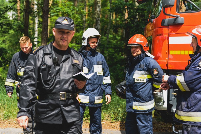 Strażacy z Tarnowskich Gór ćwiczyli w lesie w Brynku.