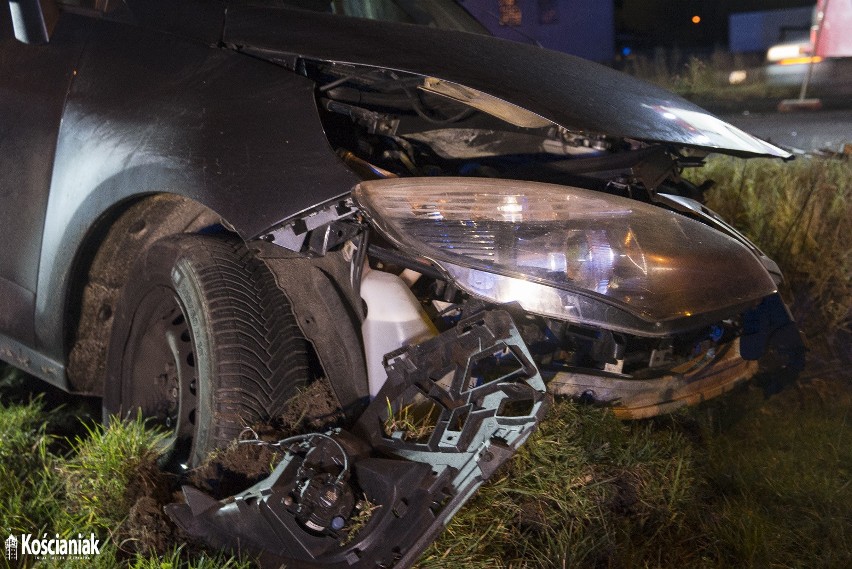 Na obwodnicy Kościana zderzyły się dwa samochody, dwie osoby...