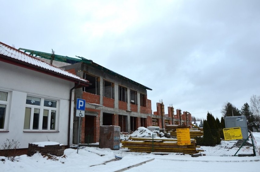 W Woli Kopcowej w gminie Masłów "rośnie" sala gimnastyczna. Wkrótce budynek zyska dach. Zobacz jak idą prace