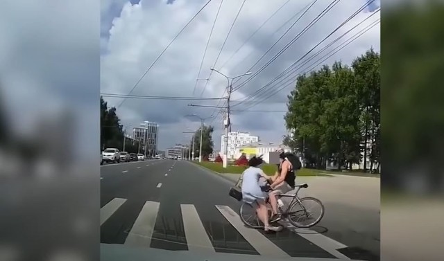 Kilka dni temu w sieci pojawił się film nagrany przez przypadkowego kierowcę samochodu, na którym widać jak rowerzysta nie dość, że nie ustępuje pieszej to jeszcze wjeżdża w nią z impetem uderzając kaskiem i praktycznie nokautując ją.WIDEO I WIĘCEJ INFORMACJI - KLIKNIJ DALEJ