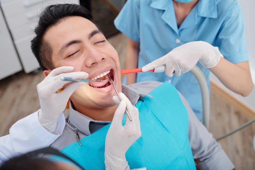 Gdzie się leczyć 2023? Za leczenie zębów nie musisz płacić. Masz prawo do opieki stomatologicznej w ramach NFZ. Sprawdź, w jakim zakresie