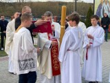 Wigilia Paschalna w parafii w Kielcach-Białogonie. Msza święta zakończyła się uroczystym błogosławieństwem i wezwaniem Alleluja!