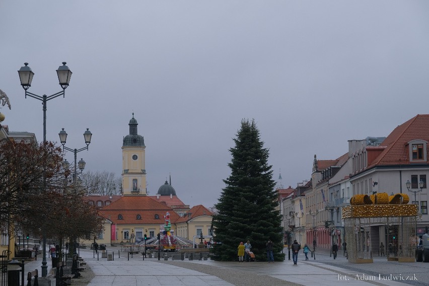 Karuzela z reniferowymi gondolami na Rynku Kościuszki w...