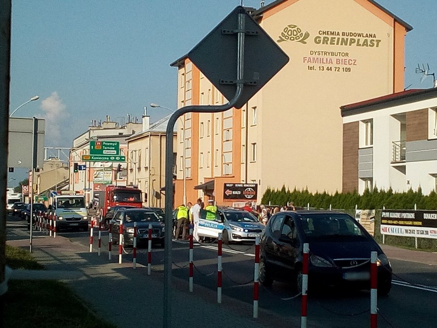 Gorlice. Stłuczka czterech samochodów na ulicy Kościuszki. Jedna osoba trafiła do szpitala. Miasto sparaliżowane przez korki