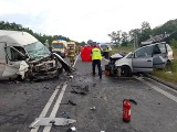 Tragiczny wypadek na obwodnicy Dąbrowy Tarnowskiej. Trzy osoby nie żyją po zderzeniu samochodu osobowego i busa