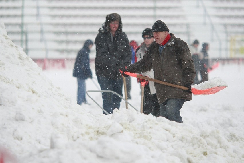 Walka ze śniegiem na Widzewie. Zobacz zdjęcia