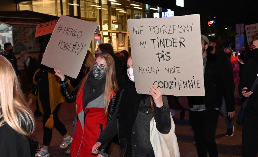 Takie transparenty przyniesiono na środowy protest w...