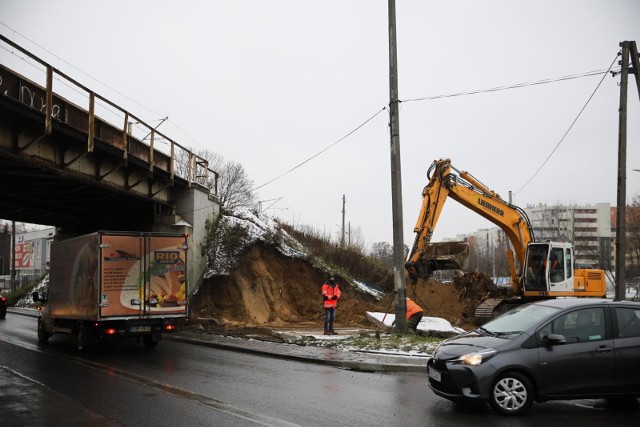 Z powodu rozbiórki wiaduktu kolejowego nad al. 29 Listopada kierowców czekają utrudnienia.