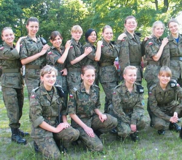 Wczoraj dziewczęta z klas wojskowych szykowały się na obóz treningowy. Obowiązkowo w mundurach! 