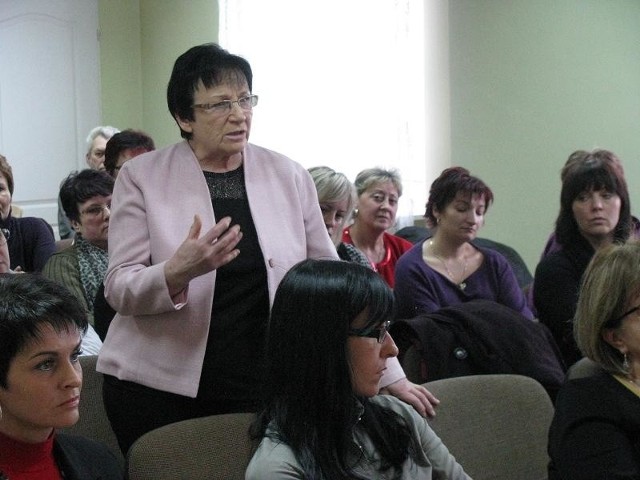 W imieniu pielęgniarek przemawiała na sesji Alicja Świrska, przewodnicząca związków zawodowych.