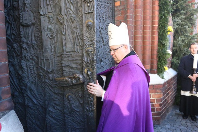 Biskup opolski uroczyście otworzył Bramę Miłosierdzia ze słowami: Oto jest brama Pana. Wejdźmy przez nią, aby otrzymać miłosierdzie i przebaczenie.